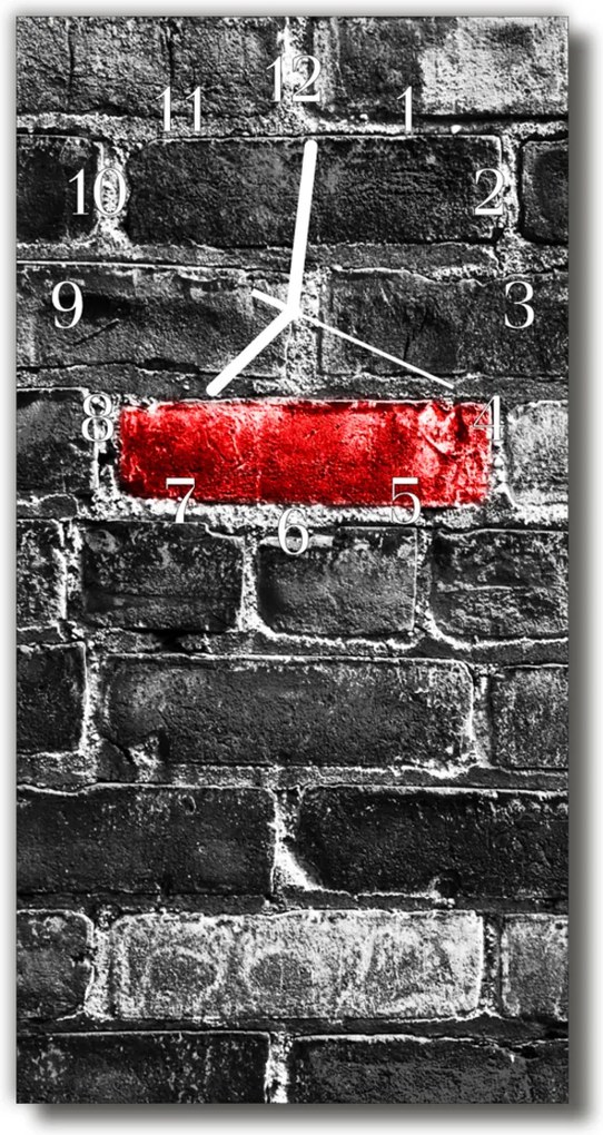 Skleněné hodiny vertikální  Stěna z červených barevných cihel