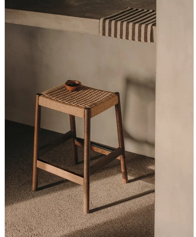 Hnedé/v prírodnej farbe barové stoličky v súprave 2 ks z dubového dreva (výška sedadla 66 cm) Yalia – Kave Home