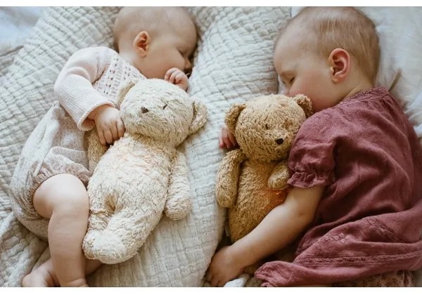 Moonie - Uspávadlo s melódiou a svetlom medvedík 2.0 organic sand