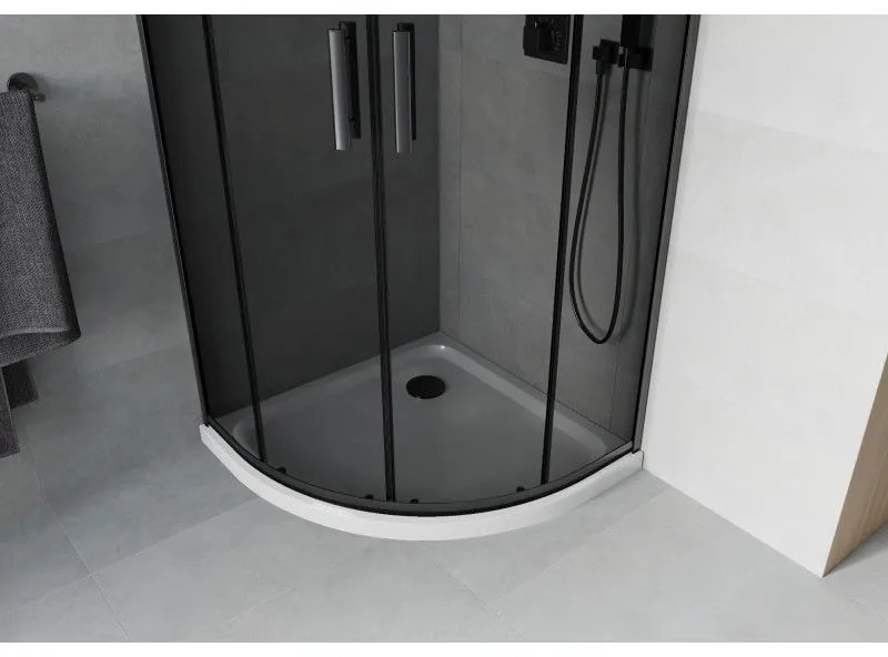 Mexen Rio, štvrťkruhový sprchovací kút s posuvnými dverami 80(dvere) x 80(dvere) x 190 cm, 6mm šedé sklo, čierny profil + biela sprchová vanička SLIM, 863-080-080-70-40-4110B