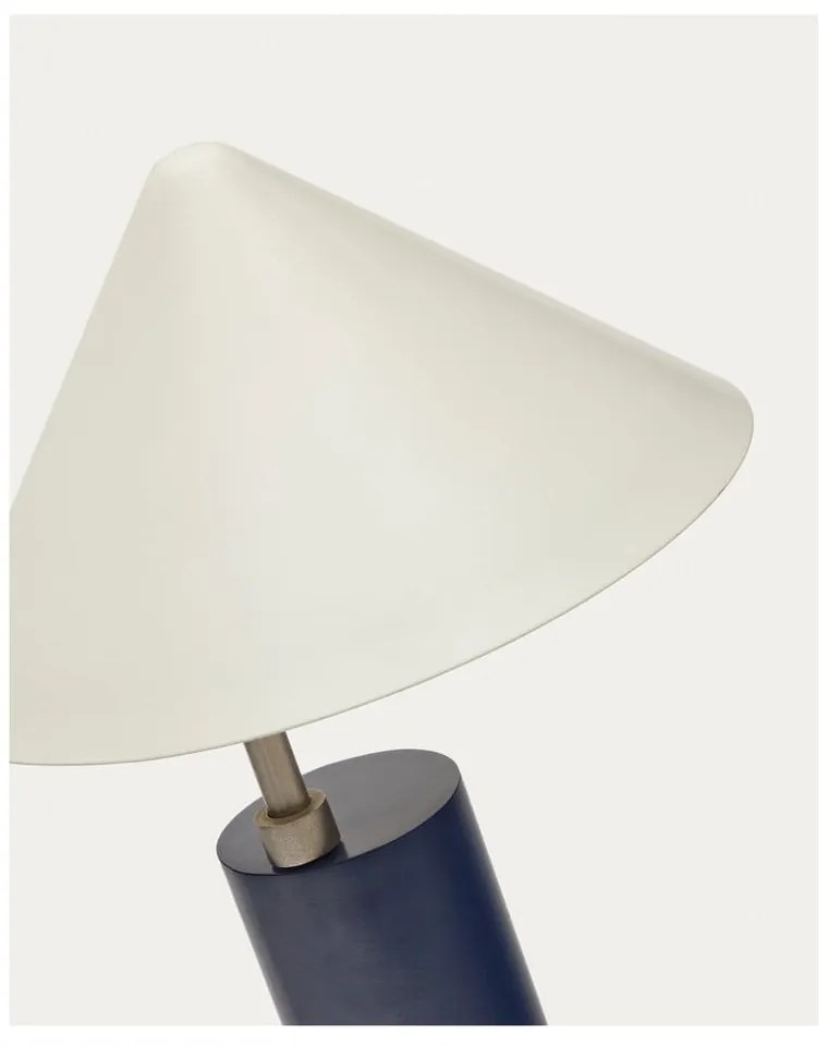 Tmavomodrá stolová lampa s kovovým tienidlom (výška 42 cm) Shiva – Kave Home