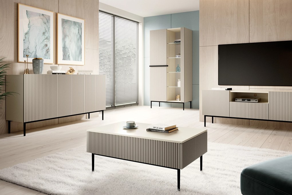 Komoda Nicole 150 cm trojdverová s ryhovaným čelom - kasmír / čierne nohy