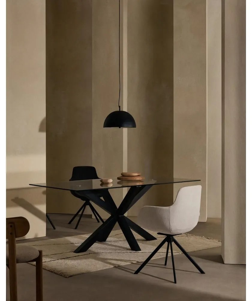 Jedálenský stôl so sklenenou doskou Kave Home s čiernym podnožím, 160 x 90 cm