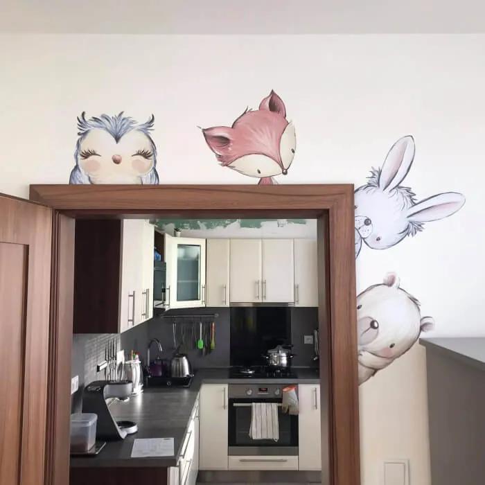 Samolepky zvieratiek na stenu okolo dverí
