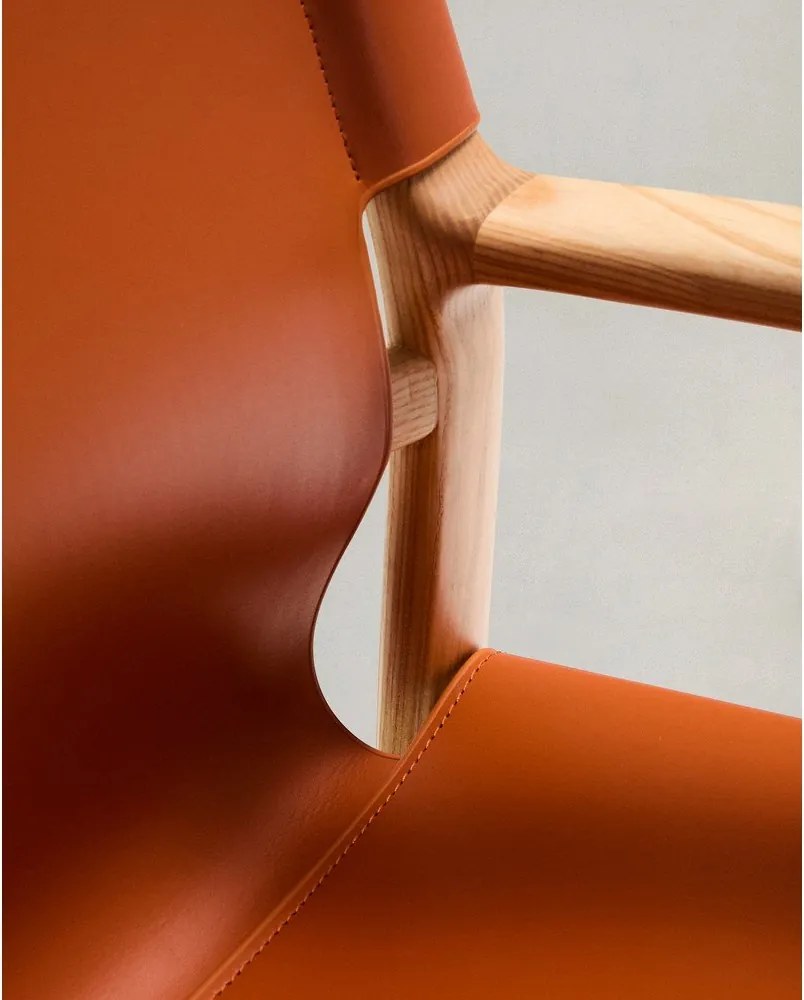 Koňakovohnedá jedálenská stolička s podrúčkami z jaseňového dreva Jan – Kave Home