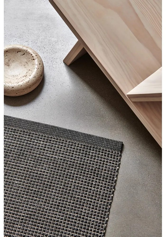 Antracitový vnútorný a vonkajší koberec 70x120 cm Emm Black Linen – Pappelina