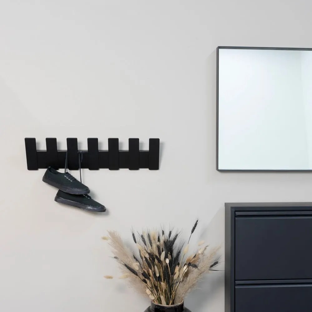 Čierny kovový nástenný vešiak Angle – Spinder Design