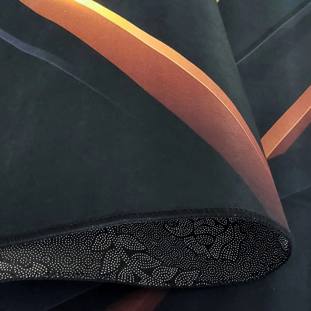 DY Čierno-zlatý koberec s geometrickým vzorom Black N 03 Rozmer: 160x220 cm