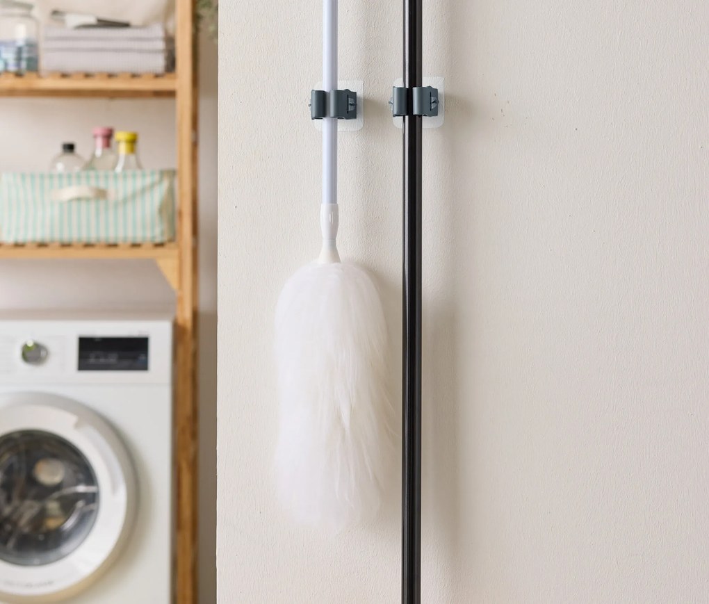 Samolepiaci držiak na metlu