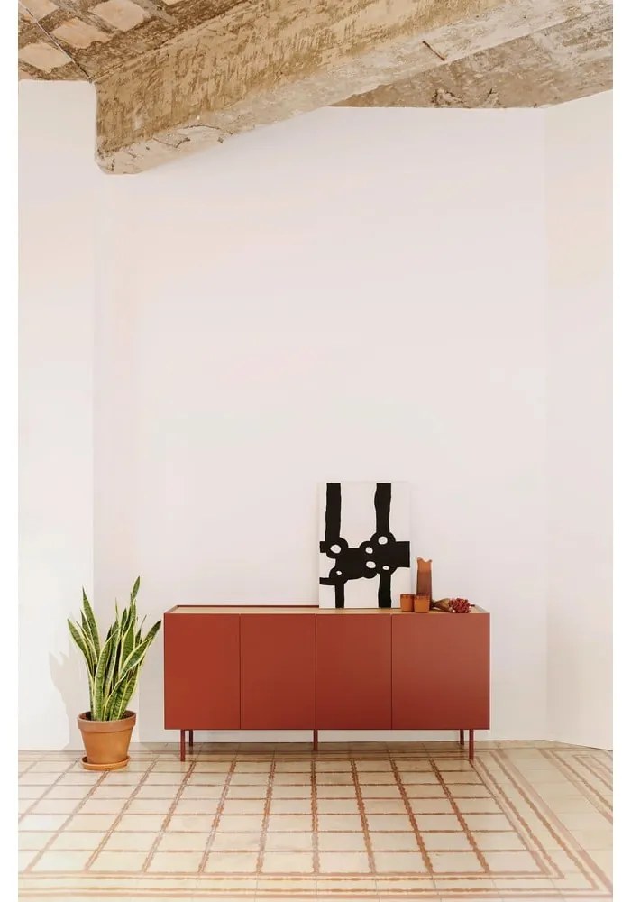 Červená nízka komoda v dekore duba 165x78 cm Arista – Teulat
