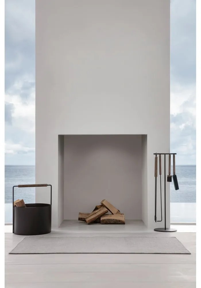 Čierny kovový košík na palivové drevo Blomus Fireplace