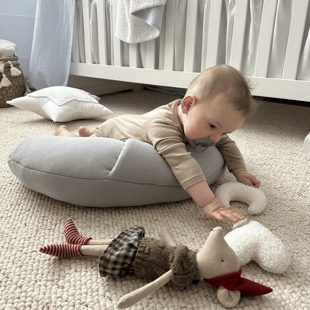 Vankúš croissant svetlo šedá 55cm