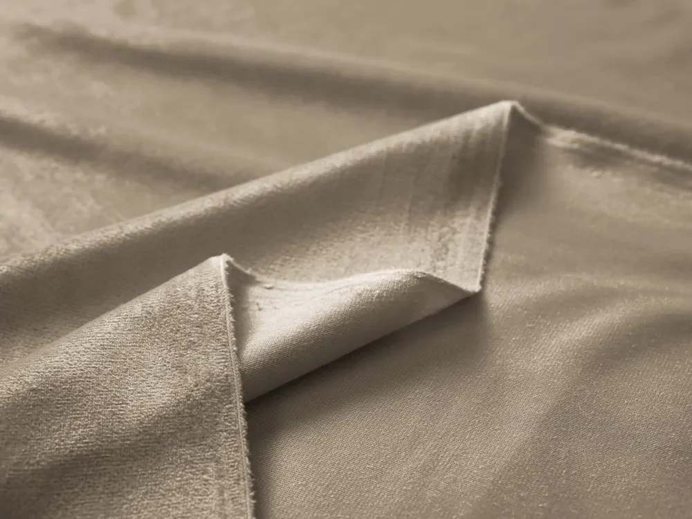 Biante Zamatový záves Velvet Prémium SVP-030 Sivobéžový - šírka 135 cm 135x200 cm