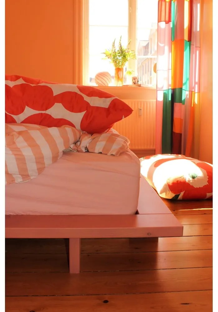 Svetloružová dvojlôžková posteľ z borovicového dreva s roštom 180x200 cm Japan – Karup Design