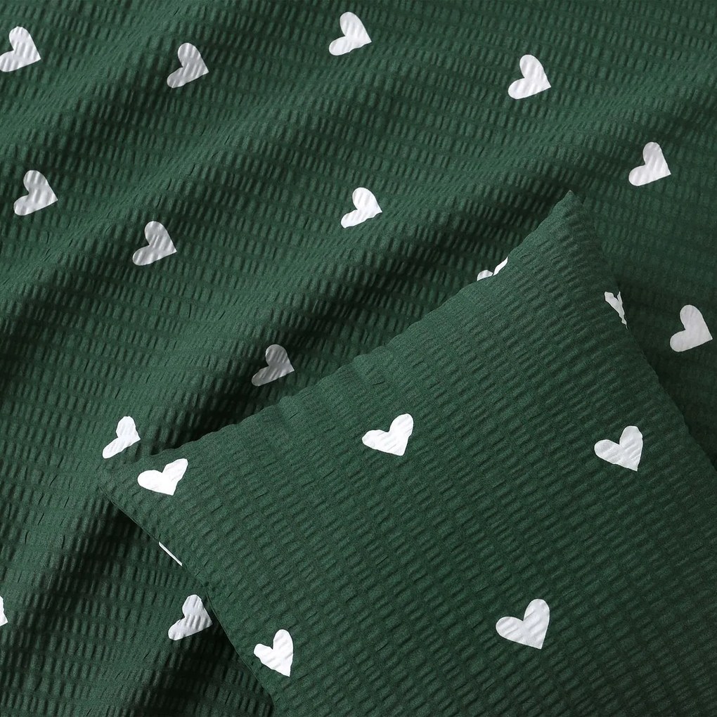 Goldea krepová obliečka na vankúš - srdiečka na tmavo zelenom 40 x 40 cm