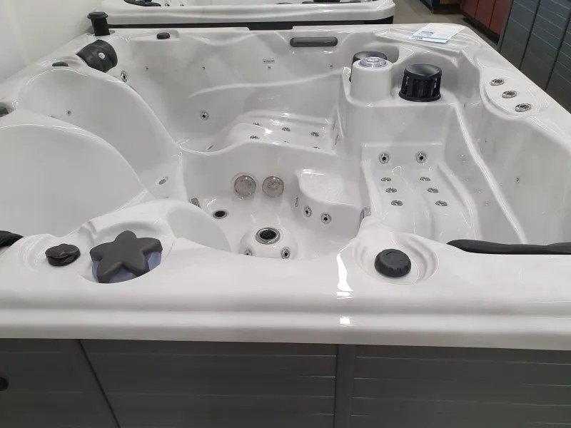 Akrylátová vírivka Ultimate - vystavený model mramorovo-biela so šedou bočnicou