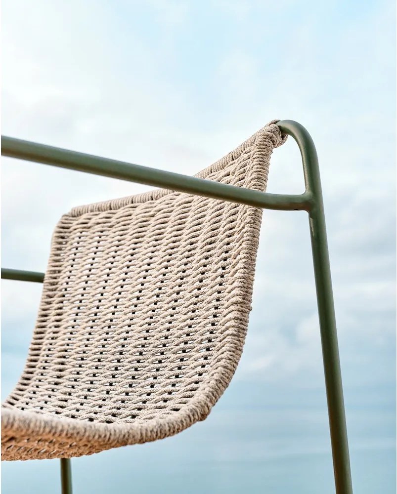 Sivozelená kovová záhradná stolička Maurina – Kave Home