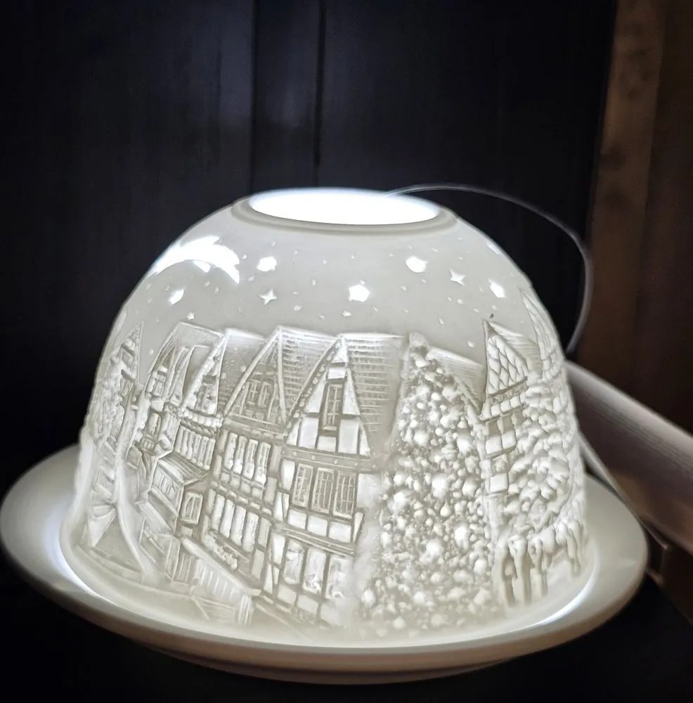 Biely porcelánový svietnik na čajovú sviečku s domčekmi Paollo - Ø 12*8 cm