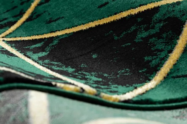 Koberec EMERALD exkluzívny 1020 glamour, styl marmur, trojuholníky fľaškovo zelený / zlatý
