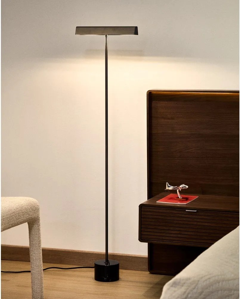 Čierna stojacia lampa (výška 121 cm) Lynor – Kave Home