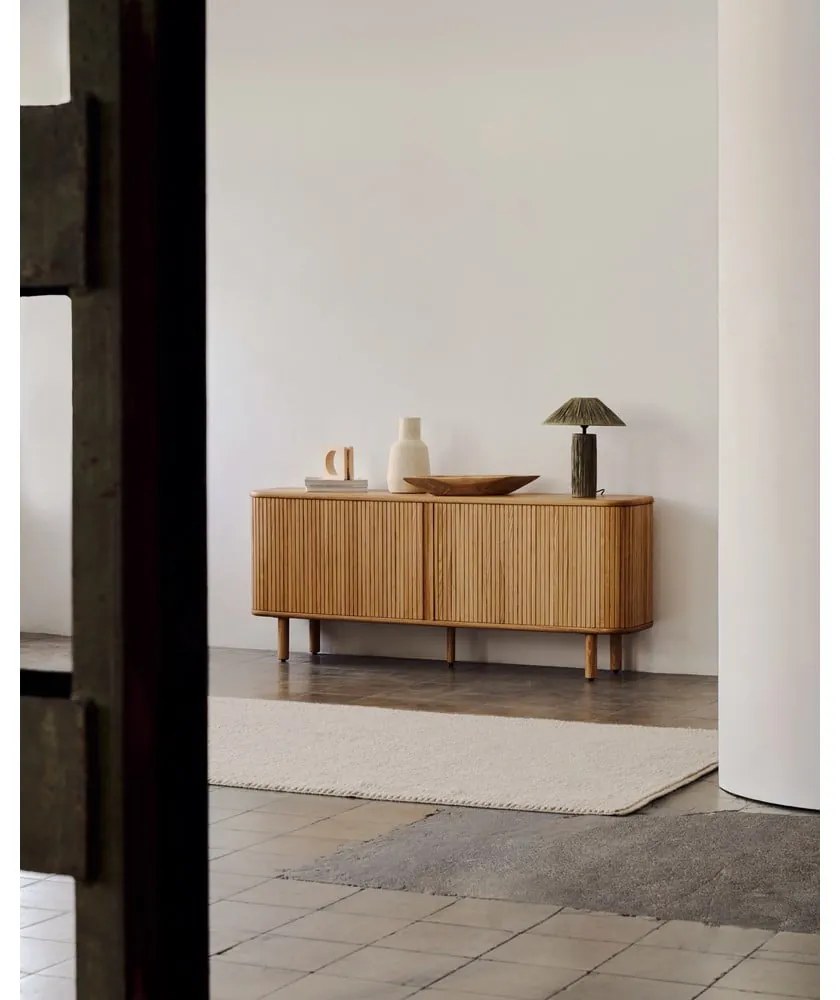 Komoda v dekore jaseňa s posuvnými dverami v prírodnej farbe 180x75,5x40 cm Mailen – Kave Home