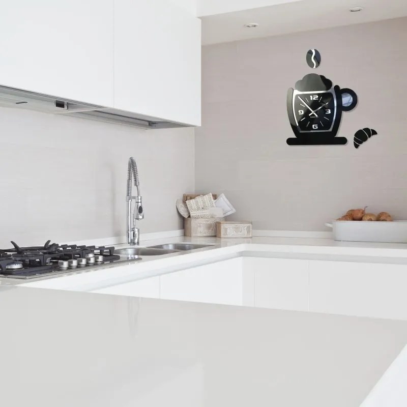 Moderné nástenné hodiny do kuchyne v čiernej farbe s motívom šálky