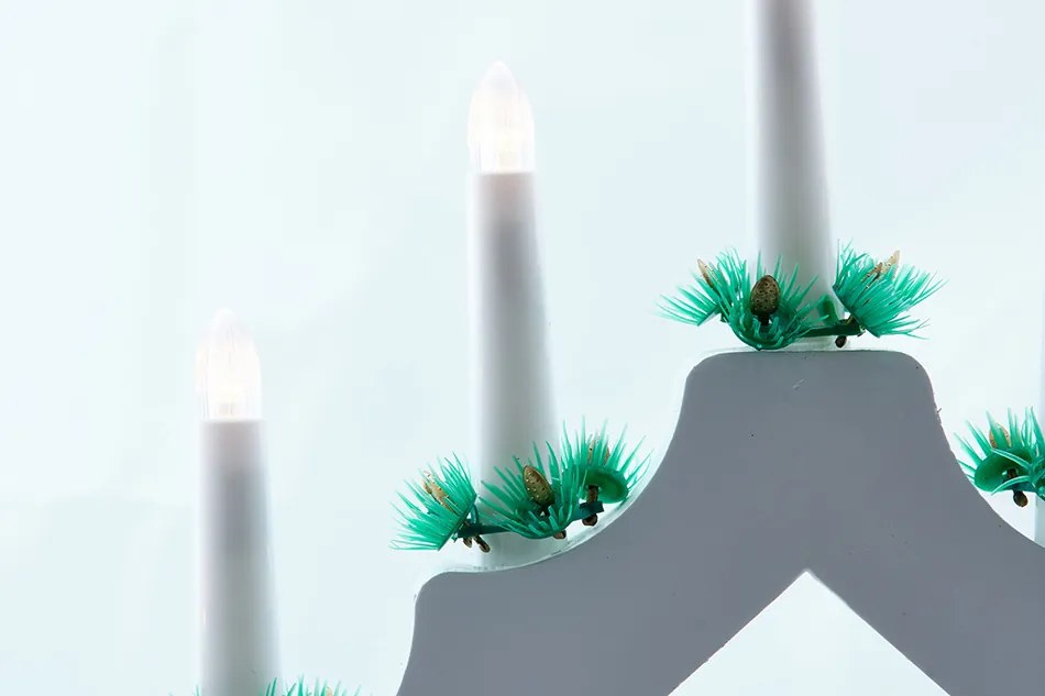 DECOLED Vianočný svietnik, 40 x 5 x 32 cm, biely, napájaný batériami 2x AA