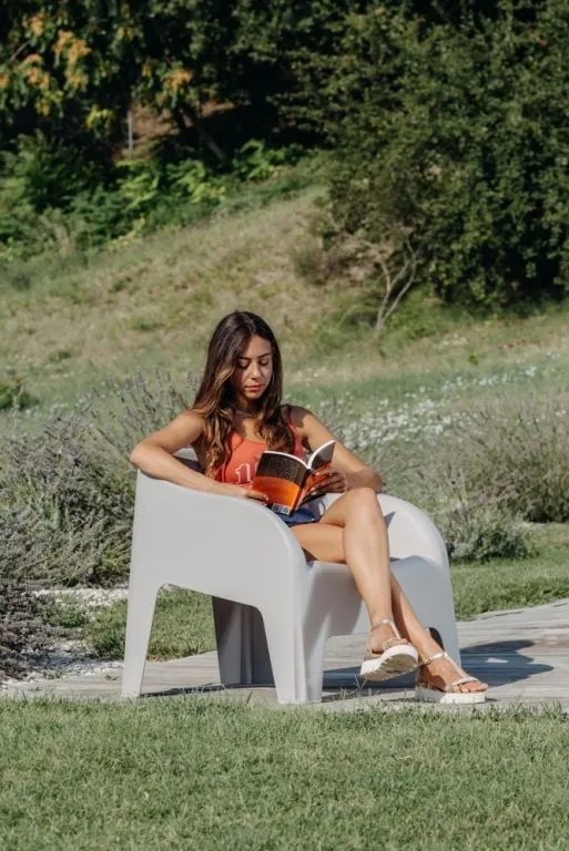PETRA ARMCHAIR plastové kreslo, sivé
