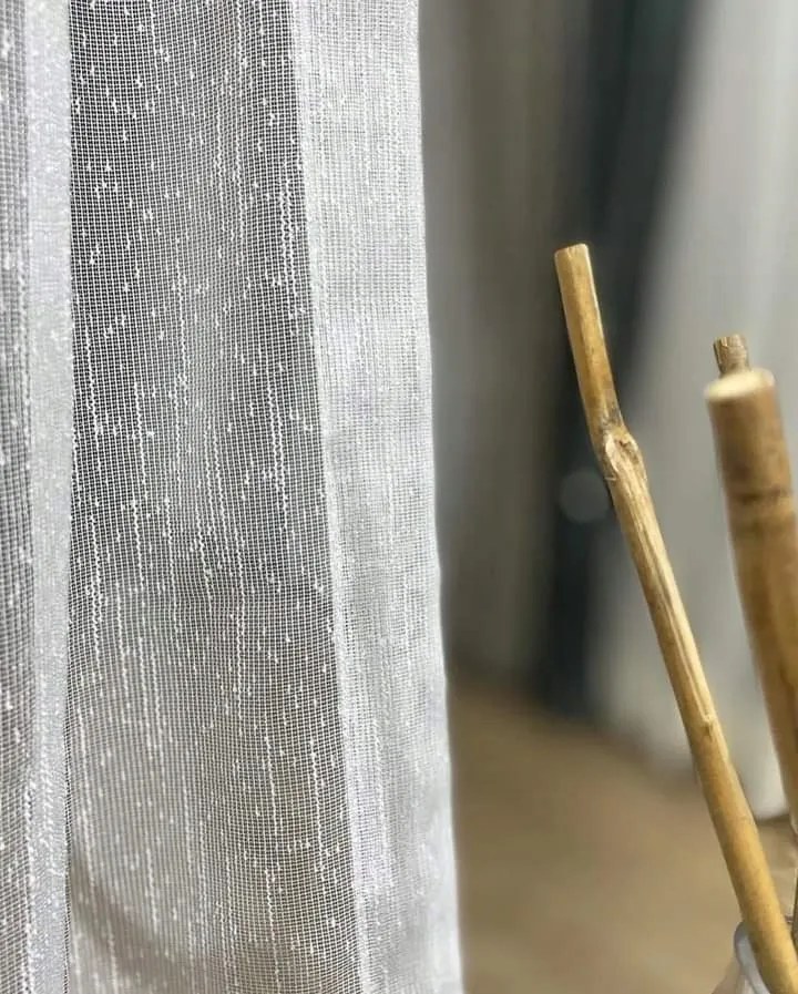 Dekorstudio Biela záclona Dážď s olovkom - vlastný rozmer Uchytenie závesu: Dekoračné krúžky strieborné, Šírka záclony: 550cm