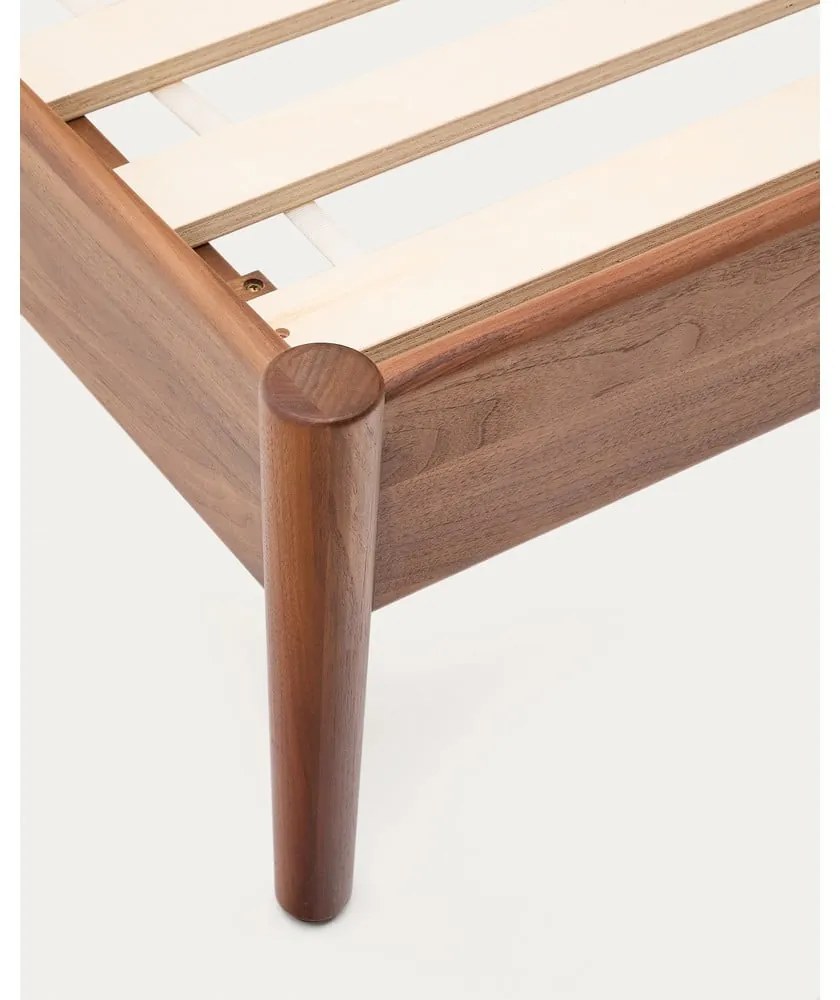 Tmavohnedá dvojlôžková posteľ z orechového dreva s roštom 180x200 cm Elan – Kave Home