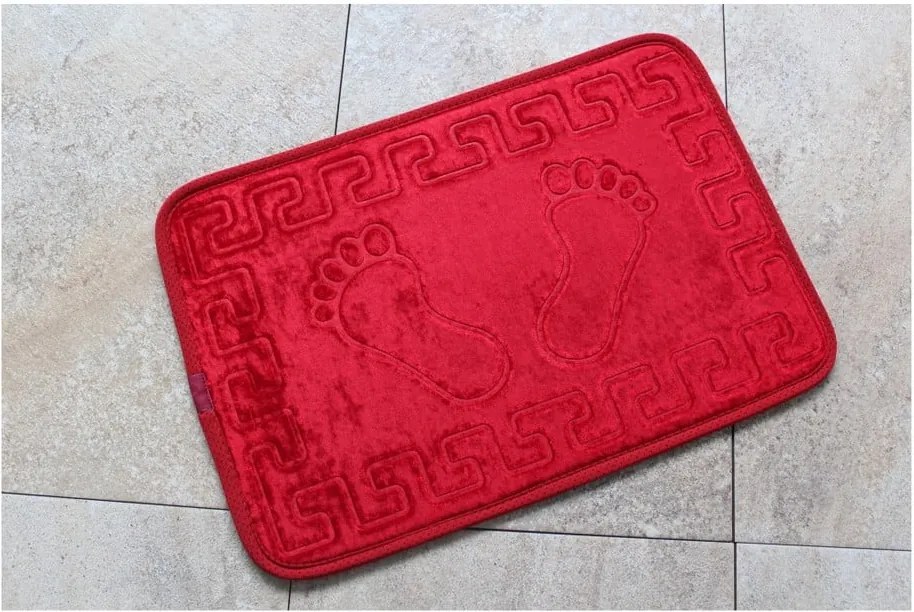 Červená kúpeľňová predložka s motívom chodidiel Feet Feet, 60 × 40 cm
