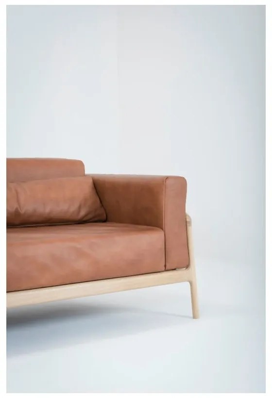 Koňakovohnedá pohovka z byvolej kože s konštrukciou z dubového dreva Gazzda Fawn, 240 cm