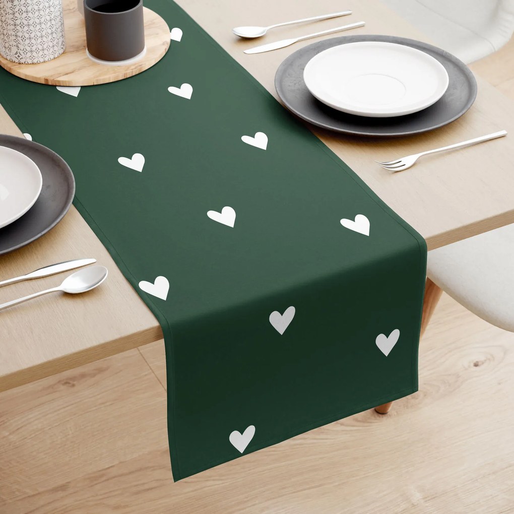 Goldea behúň na stôl 100% bavlnené plátno - srdiečka na tmavo zelenom 50x120 cm