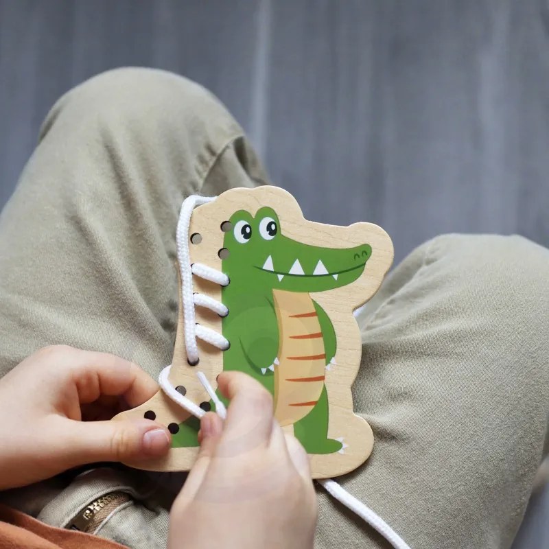 Navliekanie drevených zvieratiek na šnúrky – 10 ks