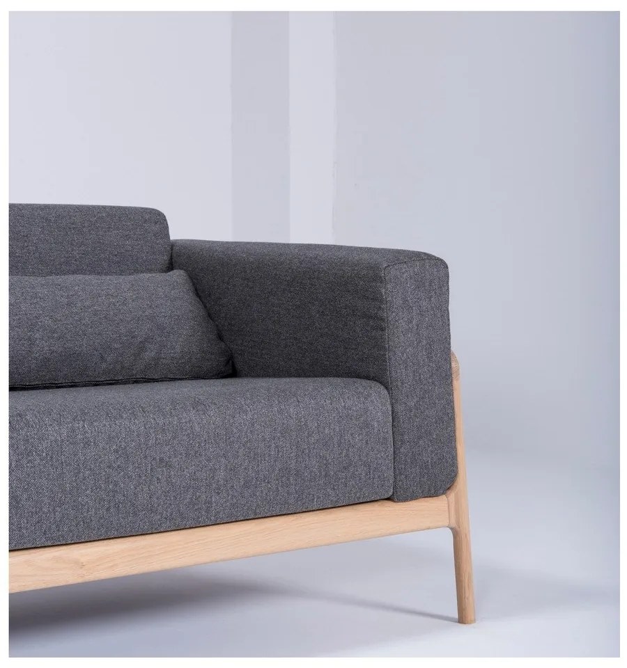 Tmavosivá pohovka s konštrukciou z dubového dreva Gazzda Fawn, 240 cm