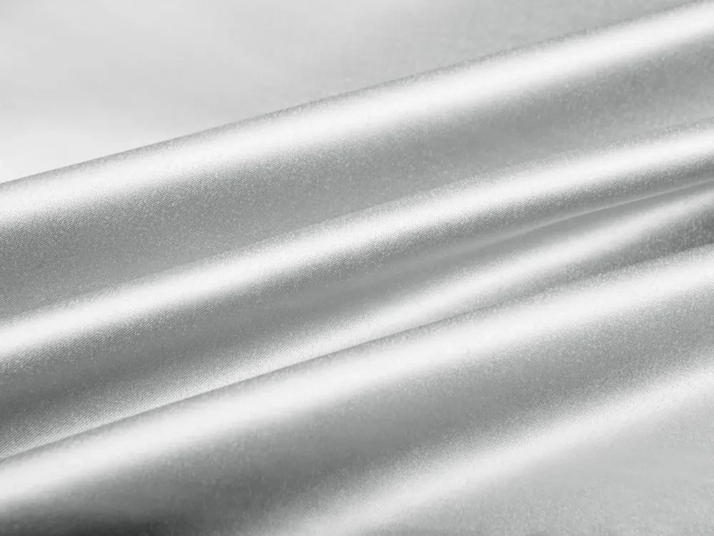 Biante Saténový záves LUX-011 Strieborný 140x220 cm