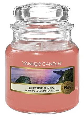 Vonná sviečka Yankee Candle Cliffside Sunrise, doba horenia 25 h