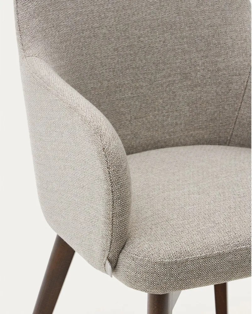 Béžové čalúnené jedálenské kreslo s podrúčkami Nelida – Kave Home