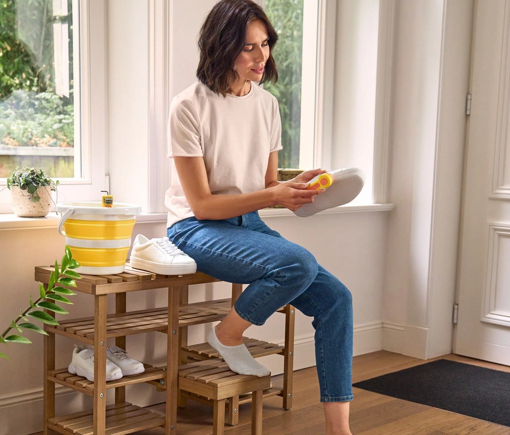 Vysoká sedacia lavica na topánky so sklápacím rebríkom