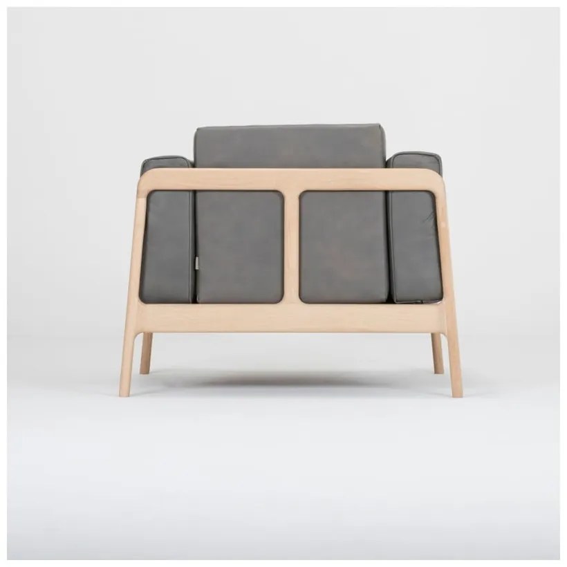 Tmavosivé kreslo z byvolej kože s konštrukciou z masívneho dubového dreva Gazzda Fawn