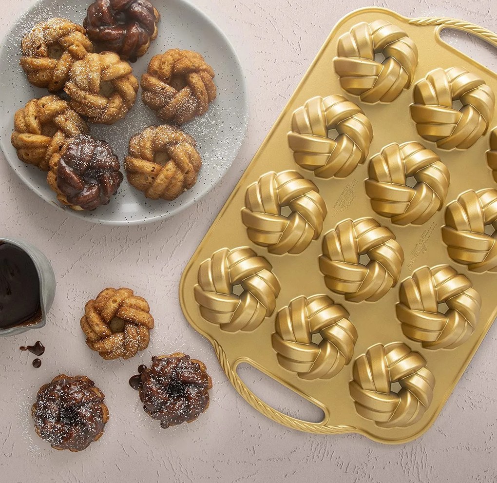 Nordic Ware Forma na 12 báboviček Anniversary 75th Propletené zlatá 0,85 l