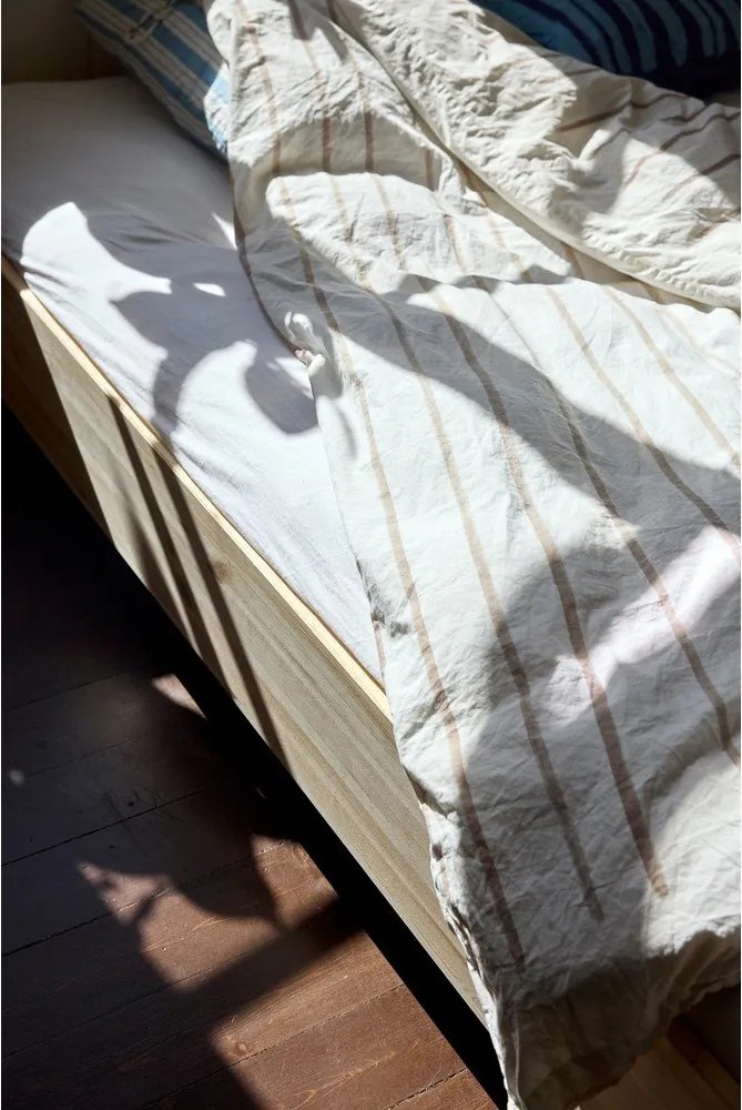 Jednolôžková posteľ z borovicového dreva bez čela s roštom 120x200 cm v prírodnej farbe Merge – Karup