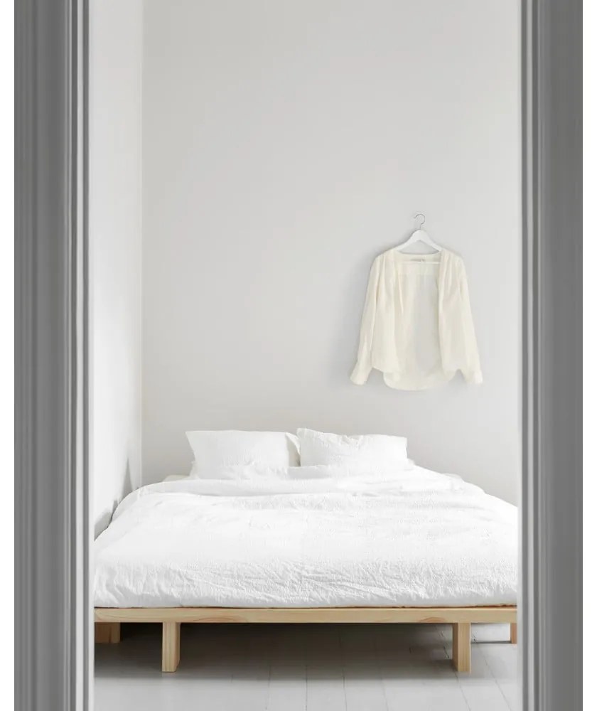 Dvojlôžková posteľ z borovicového dreva s roštom 160x200 cm Japan – Karup Design