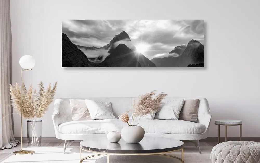 Obraz dychberúci východ slnka za horami v čiernobielom prevedení - 120x40