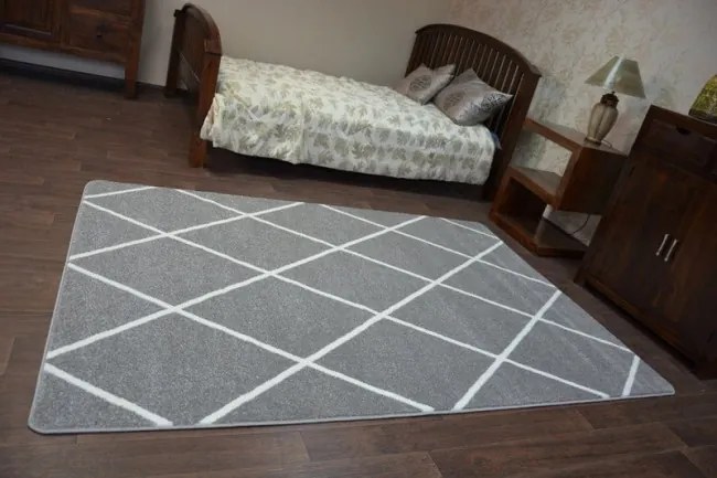 Koberec SKETCH F728 Sivo / Biely trellis - Romby