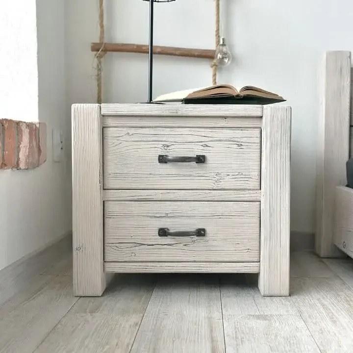 Vidiecky patinovaný drevený nočný stolík s 2 zásuvkami, 54x42x48 cm