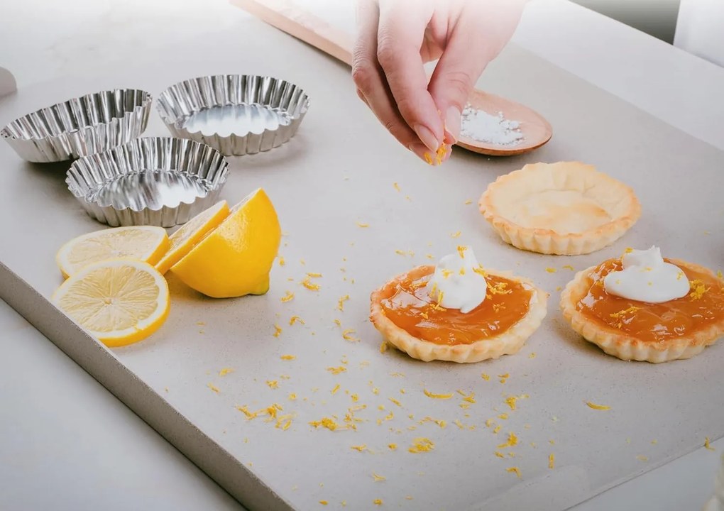 Zeller Present Vaľka na cesto so zvýšeným okrajom, silikónová pevná, 50x40, biela