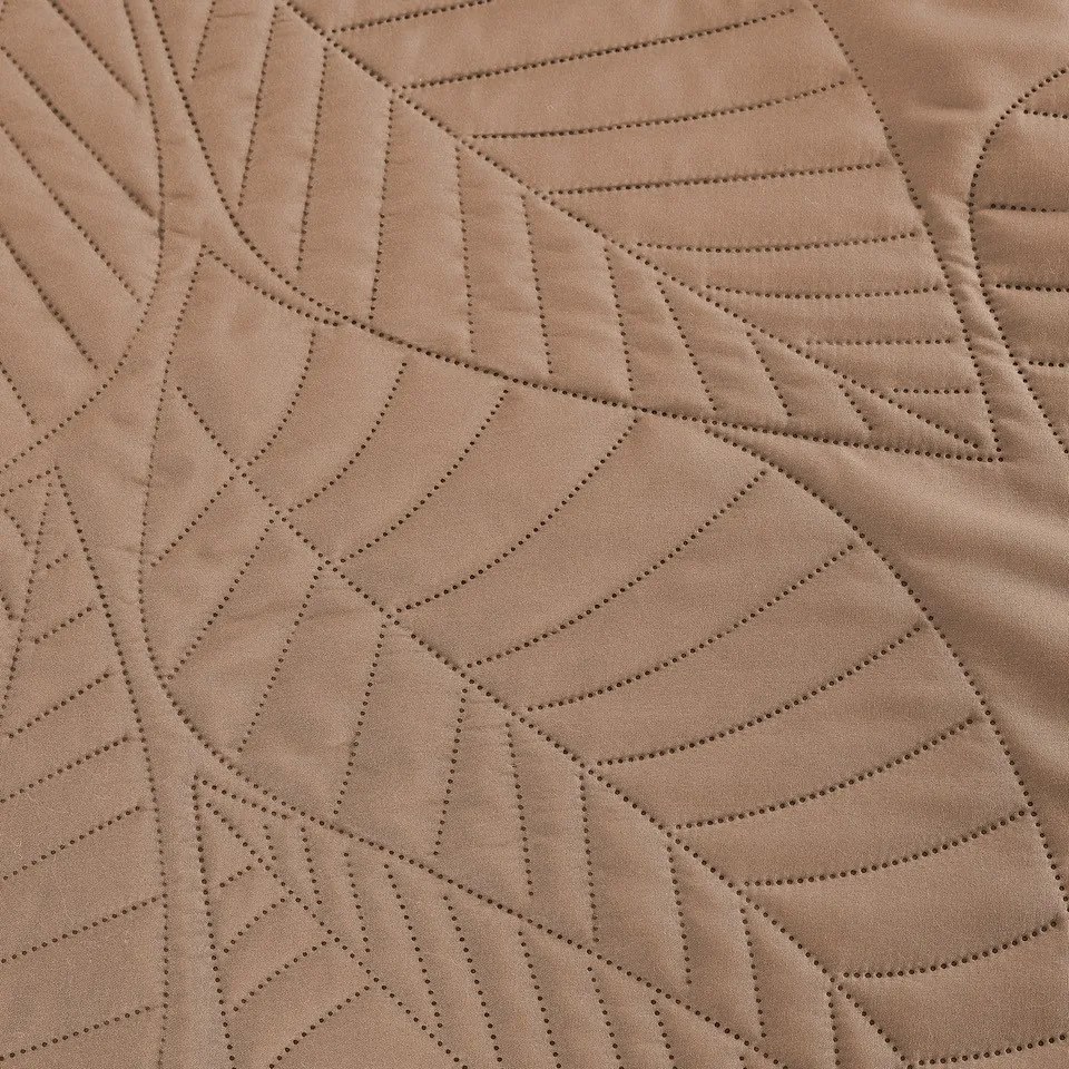 Svetlohnedá deka na posteľ so vzorom LEAVES Rozmer: 220 x 240 cm
