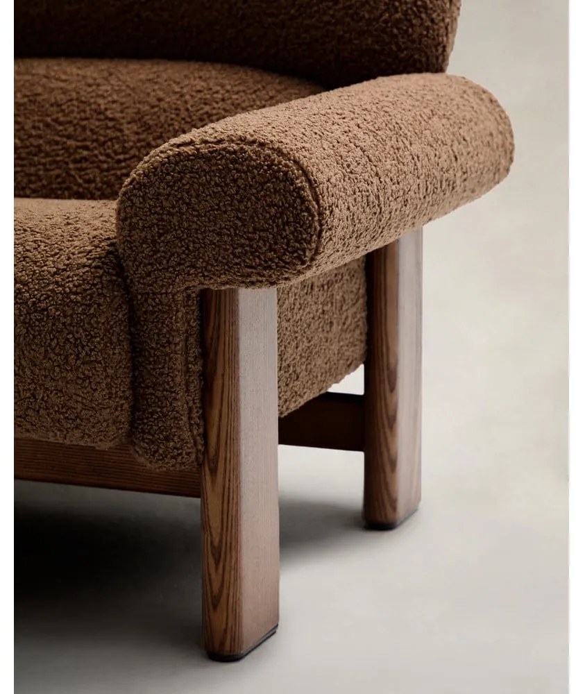 Hnedé kreslo z textílie buklé Nema – Kave Home