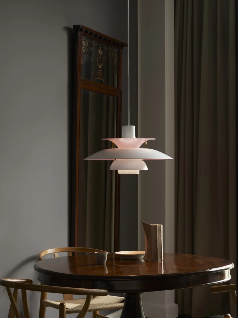 Louis Poulsen Závesná lampa PH 5 White/Pale rose – výročná edícia